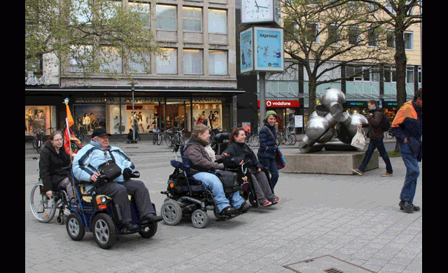 Rollstuhltestfahrt in der Innenstadt von Hannover